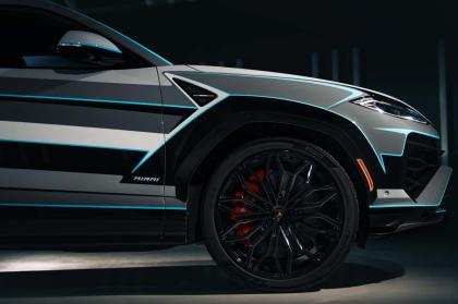 Πήρε 230 ώρες στην Lamborghini να βάψει αυτήν την Urus SE!